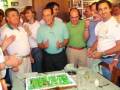 Celebración con pastel temático de fútbol y gente reunida.