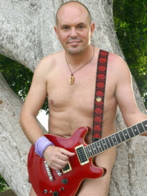 El primer cantante nudista Arion Alonso,32 años, dice que tambien puede cantar vestido