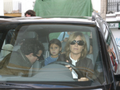 Eugenia Martinez de Irujo con su hija la primera en llegar a la boda de su hermano Cayetano