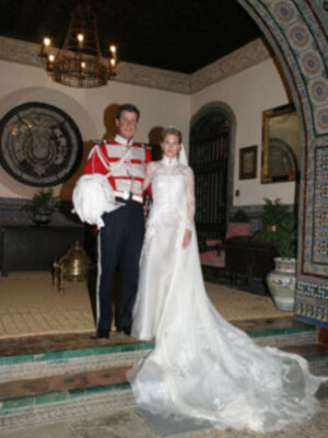 Las fotos de la boda de Cayetano y Genoveva en las revistas del corazon adelantan su salida al lunes .