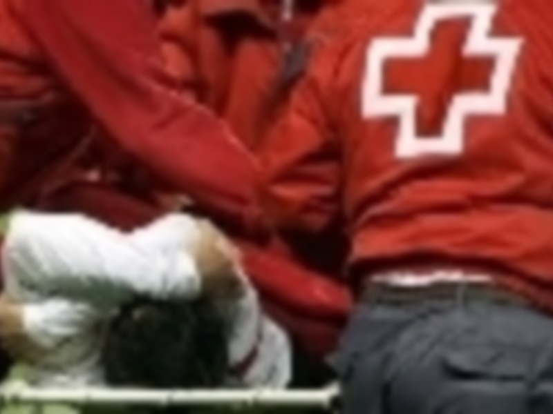 Voluntarios de Cruz Roja asisten a un paciente en una ambulancia.