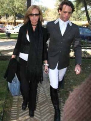 Lara Dibildos, en su quinto mes de embarazo, no se separa de Álvaro y luce barriguita