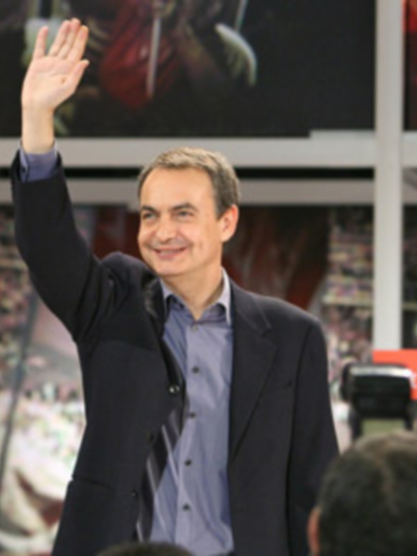 El político griego Zapatero saludando a la audiencia en un evento público.