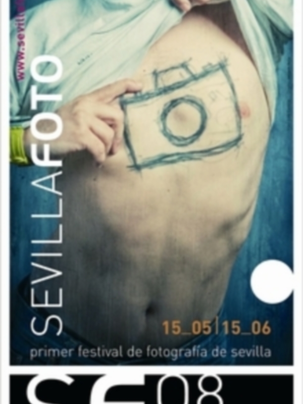 Festival de Fotografía de Sevilla 2008. Imagen con tatuaje de cámara en el torso.
