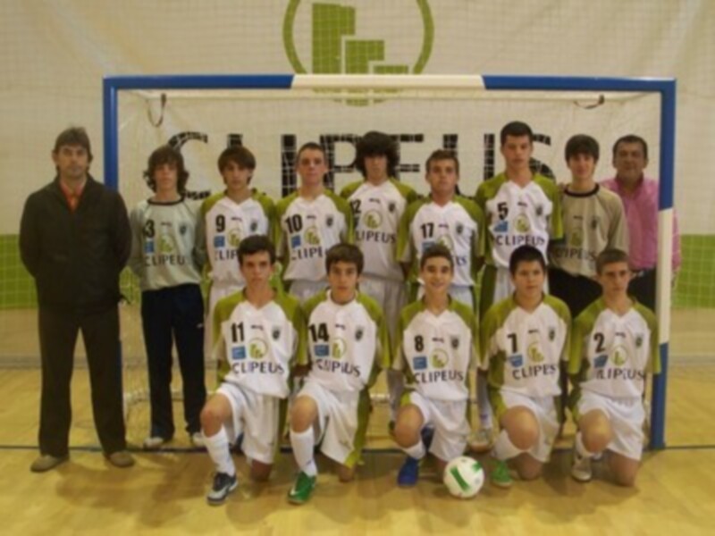 Equipo de fútbol infantil posando en el vestuario.
