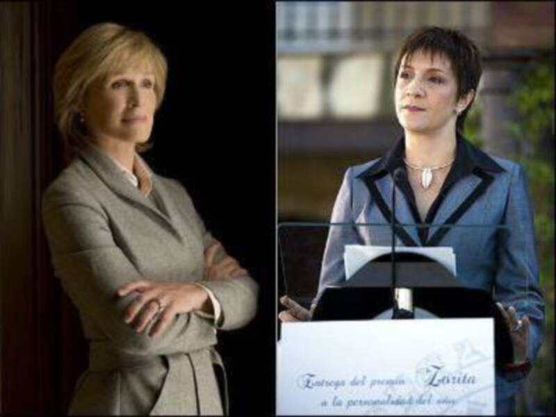 Dos mujeres en trajes formales, una con cabello largo y la otra con corto. La imagen a la izquierda muestra a una mujer de pie, cruzando las manos en el pecho, mientras que la imagen a la derecha muestra a una mujer sentada frente a un escritorio con documentos y una placa de reconocimiento.