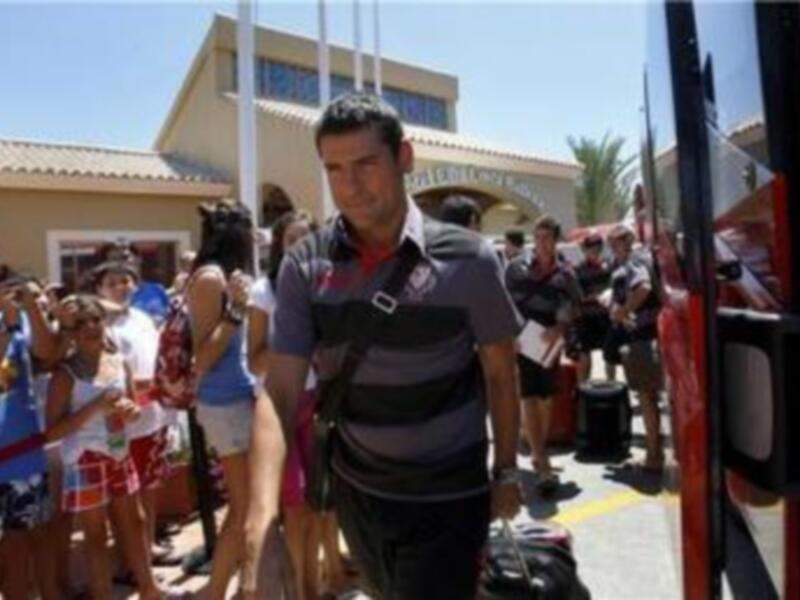 Gente en fila para el ingreso a un centro comercial.