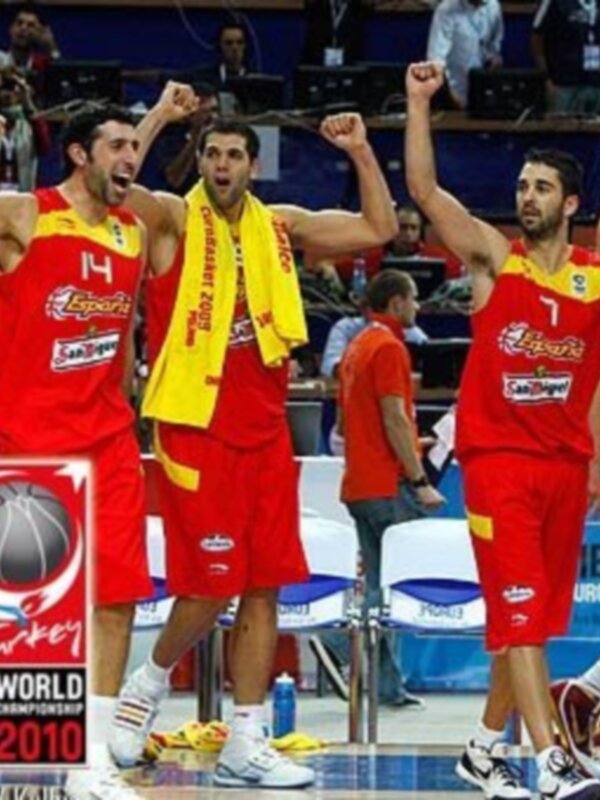 Equipo español celebrando victoria en el Mundial de Baloncesto 2010, con camisetas rojas y amarillas.