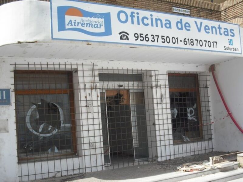 Oficina de Ventas del Residencial Airemar, con número de contacto visible.
