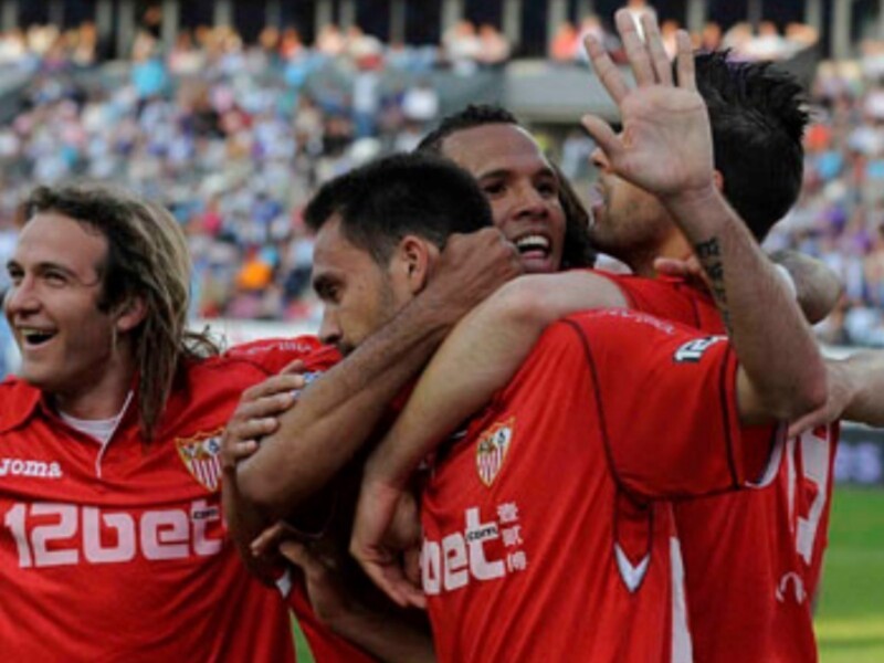 Los jugadores del Sevilla celebran un gol en el estadio.
