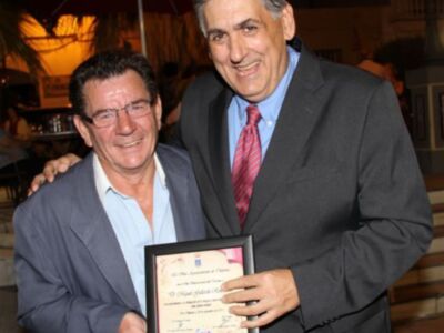 Miguel Gallardo recibe el premio a la promoción turística exterior de Chipiona, en el Día Internacional del Turismo.