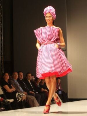 Agatha Ruiz de la Prada recibe en Sevilla un premio por su dedicación a la moda