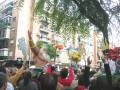Fiesta de carnaval con gigantes y cabezudos en la calle, lleno de color y alegría.