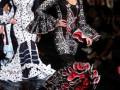 Modelos en trajes de flamenca con volantes y detalles florales.