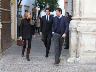 Rafael Medina con su mujer y su hermano Luis asisten a la misa funeral por su tío Luis en el palacio de Pilatos de Sevilla