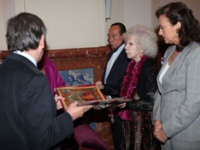 Curro Romero, primera salida pública tras salir del hospital para hacerse hermano del cachorro junto a Carmen Tello y Cayetana de Alba