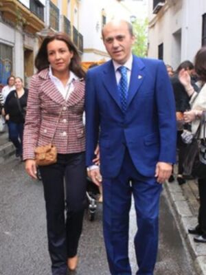 José María del Nido y Laura Marcos disfrutaron de la semana santa sevillana junto a sus hijos menores  