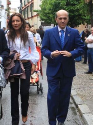 José María del Nido y Laura Marcos disfrutaron de la semana santa sevillana junto a sus hijos menores  