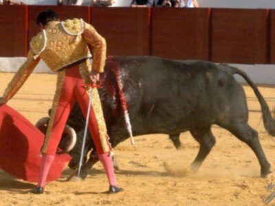Los tres toreros a hombros en la segunda de Osuna
