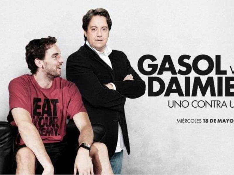 Dos hombres sentados en sillones, uno con camiseta roja y el otro con chaqueta negra. Texto: "Gasol vs Daimiel Uno contra uno Miércoles 18 de Mayo Canal A".
