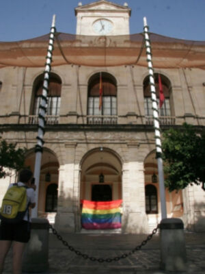La bandera arcoiris toma los monumentos de Sevilla