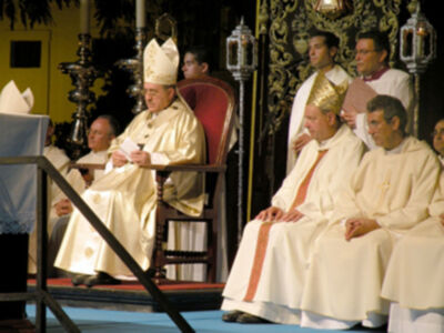 Eucaristía presidida, por el arzobispo y el obispo auxiliar de Sevilla en la Plaza del Triunfo de la capital Hispalense