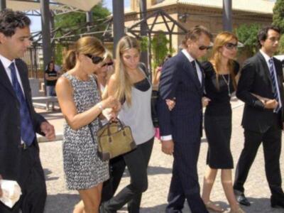 Litri, Carolina Herrera, Curro Romero, Carmen Tello acompañan a Julio Aparicio en el entierro de su madre la bailaora Maleni Loreto en Sevilla