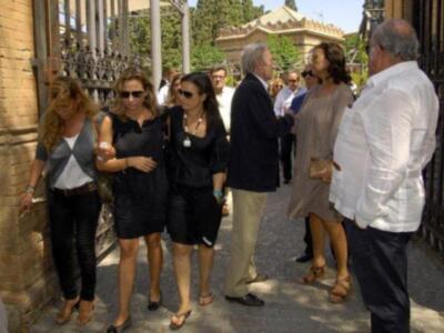 Litri, Carolina Herrera, Curro Romero, Carmen Tello acompañan a Julio Aparicio en el entierro de su madre la bailaora Maleni Loreto en Sevilla