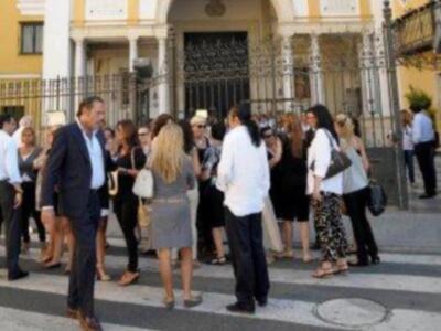 Litri, Carolina Herrera, Curro Romero, Carmen Tello acompañan a Julio Aparicio en el entierro de su madre la bailaora Maleni Loreto en Sevilla