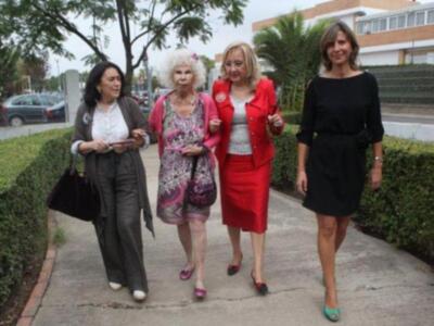 La Duquesa de Alba adelanta su llegada a Sevilla para recoger la medalla de bronce a nuevo futuro