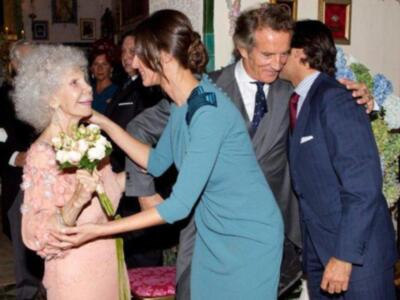 Antonio García reafirma la autoría del vestido de Eva González en la boda de la duquesa de Alba