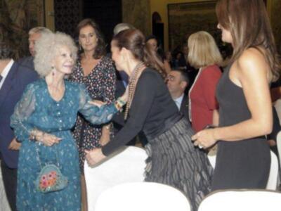 La duquesa de Alba asiste a su primera acto público tras su boda acompañada de Carmen Tello