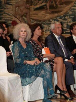 La duquesa de Alba asiste a su primera acto público tras su boda acompañada de Carmen Tello