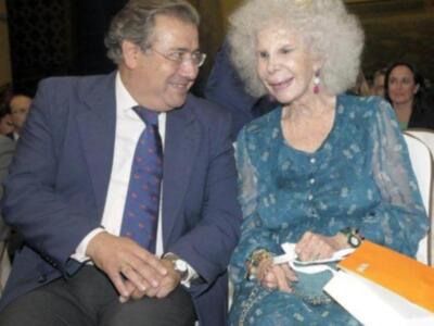 La duquesa de Alba asiste a su primera acto público tras su boda acompañada de Carmen Tello