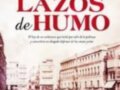 Portada del libro "Lazos de Humo" de María Iglesias, con una imagen de una calle antigua y personas en trajes de época.
