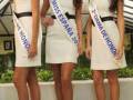 Tres mujeres vestidas con vestidos blancos y corbatas de honor, una de ellas con el título "Miss España 2013".