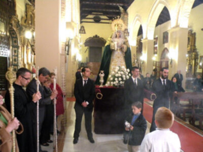 Solemne procesión claustral con la imagen de Ntra. Sra. de la Esperanza, por las naves de la parroquia de Sta. María de la Asunción de Alcalá del Río (Sevilla)