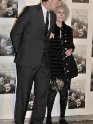 La duquesa de Alba presenta por fin sus memorias con su marido y tres de sus hijos