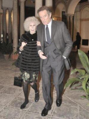 La duquesa de Alba presenta por fin sus memorias con su marido y tres de sus hijos