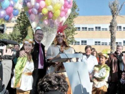 Manuel Díaz El Cordobés  ejerce de cartero real para los niños enfermos de Sevilla