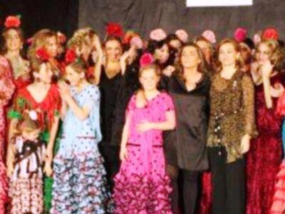 La duquesa de Alba, incansable, presidió desfile de trajes de flamenca a beneficio de nuevo futuro en Sevilla