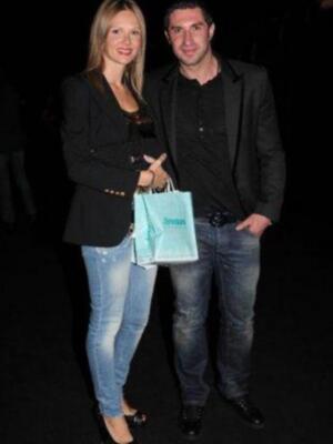 Vicky Berrocal reúne a sus amigos para presentar su nueva colección de flamenca