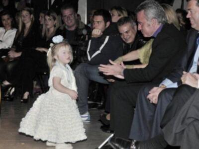 Gloria Camila cumple 16 años sobre la pasarela ante la orgullosa mirada de su padre y su hermano que regreso de Irlanda