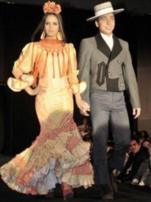 Gloria Camila cumple 16 años sobre la pasarela ante la orgullosa mirada de su padre y su hermano que regreso de Irlanda