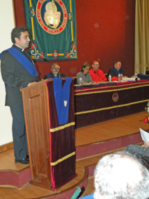 Ilustres Becario de Honor y de la visita extraordinaria a Sevilla de S.E.R. Cardenal Ángelo Amato (SDB), en el Colegio Mayor San Juan Bosco.