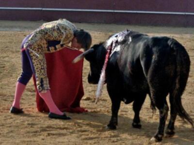 El cordobés celebra el día del padre con sus tres hijos en un festival benéfico