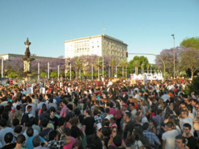 Multitudinaria manifestación de profesores y estudiante en Sevilla