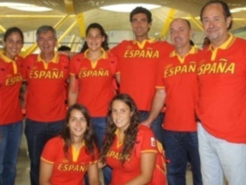 Equipo español de fútbol, vestidos con camisetas rojas y blancas.