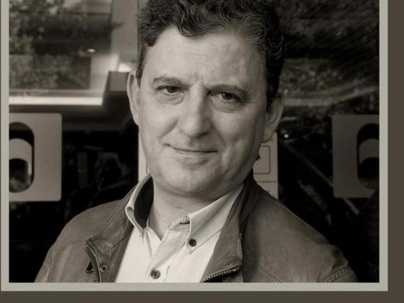 Francisco Gallardo, un hombre con una camisa blanca y una chaqueta de cuero, con una sonrisa amable.