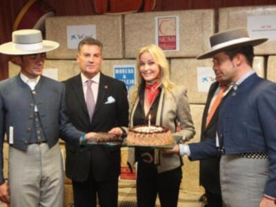 Alfonso Díez ejerce de duque de alba y entrega premio a Bo Derek